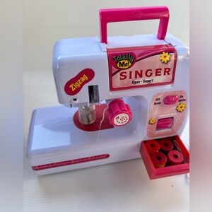 Y2K Singer Totally Me Toy Sewing Machine with Pedal Zig Zag